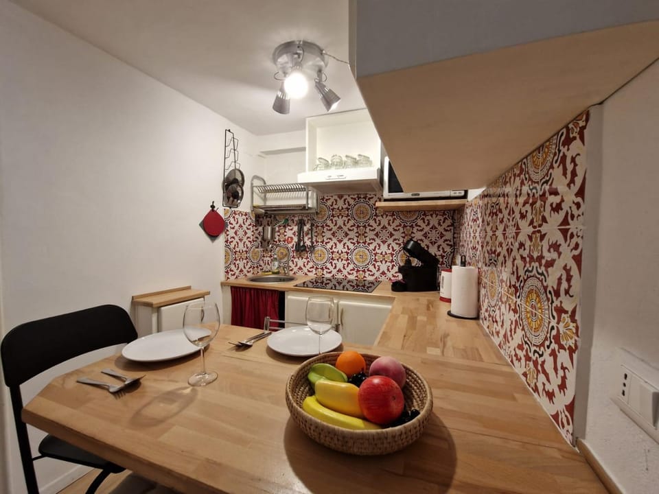 Kitchen or kitchenette, Dining area, stove