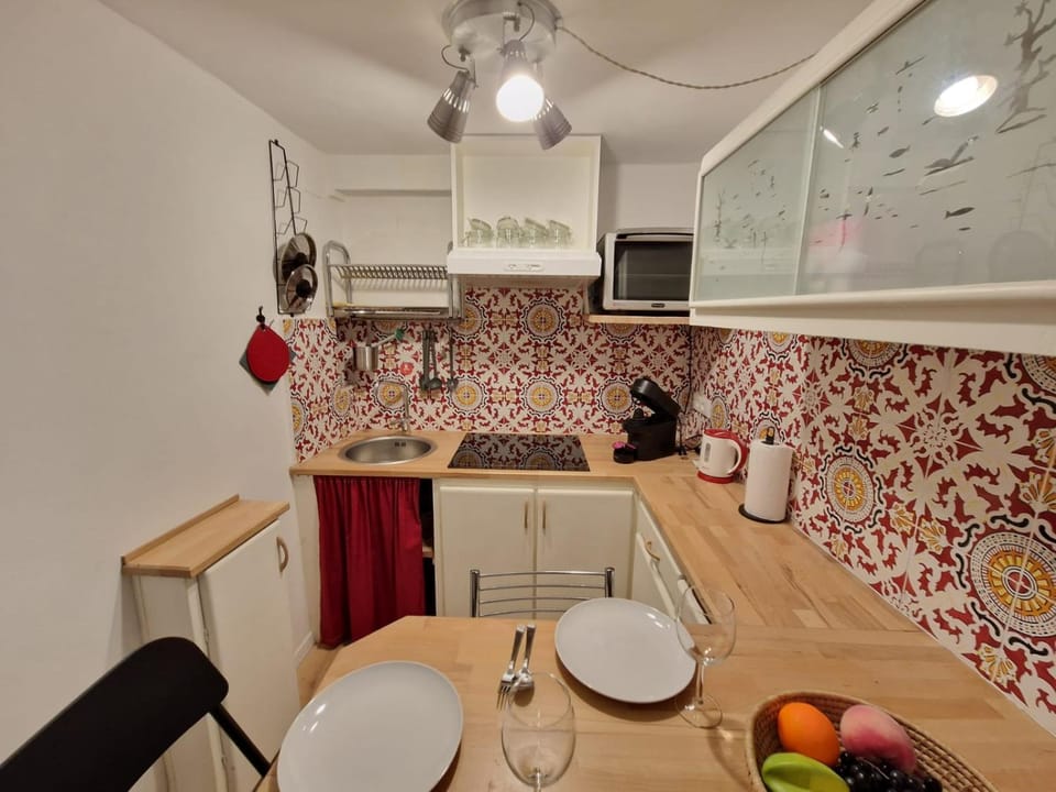 Kitchen or kitchenette, Dining area