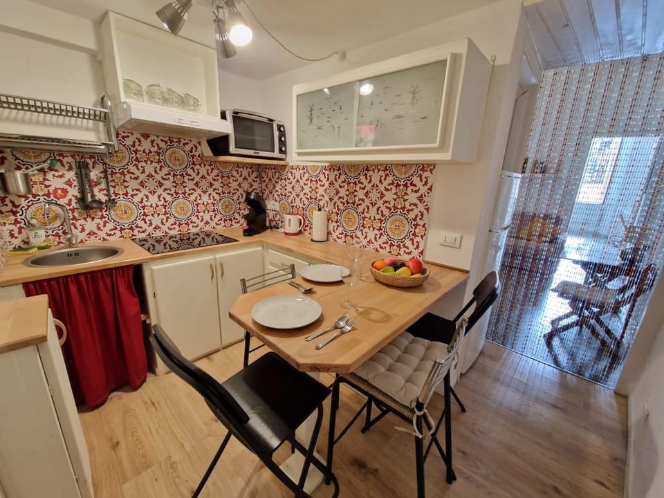 Kitchen or kitchenette, Dining area, stove