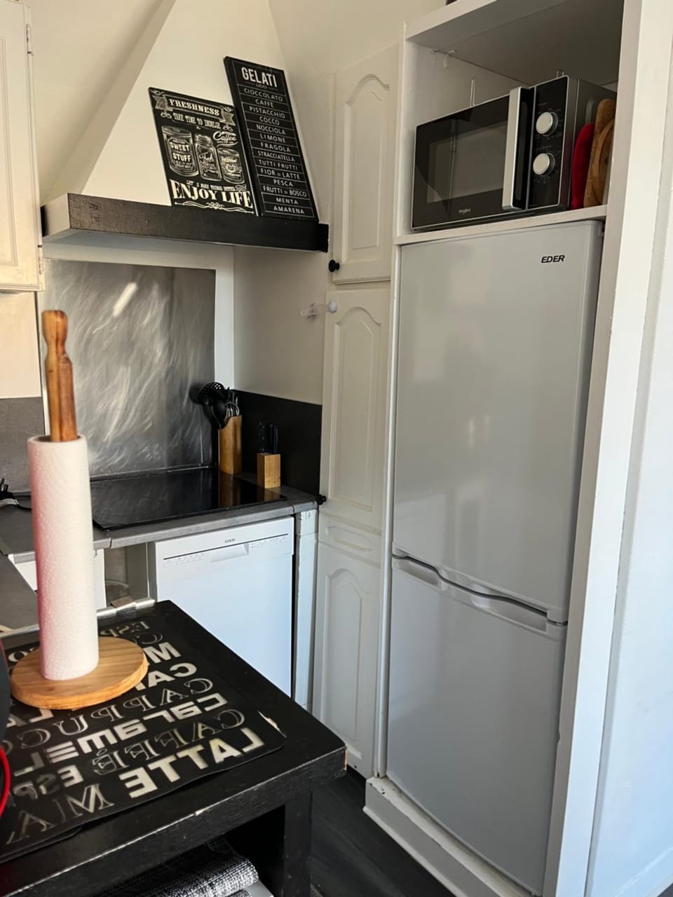 Kitchen or kitchenette, dishwasher