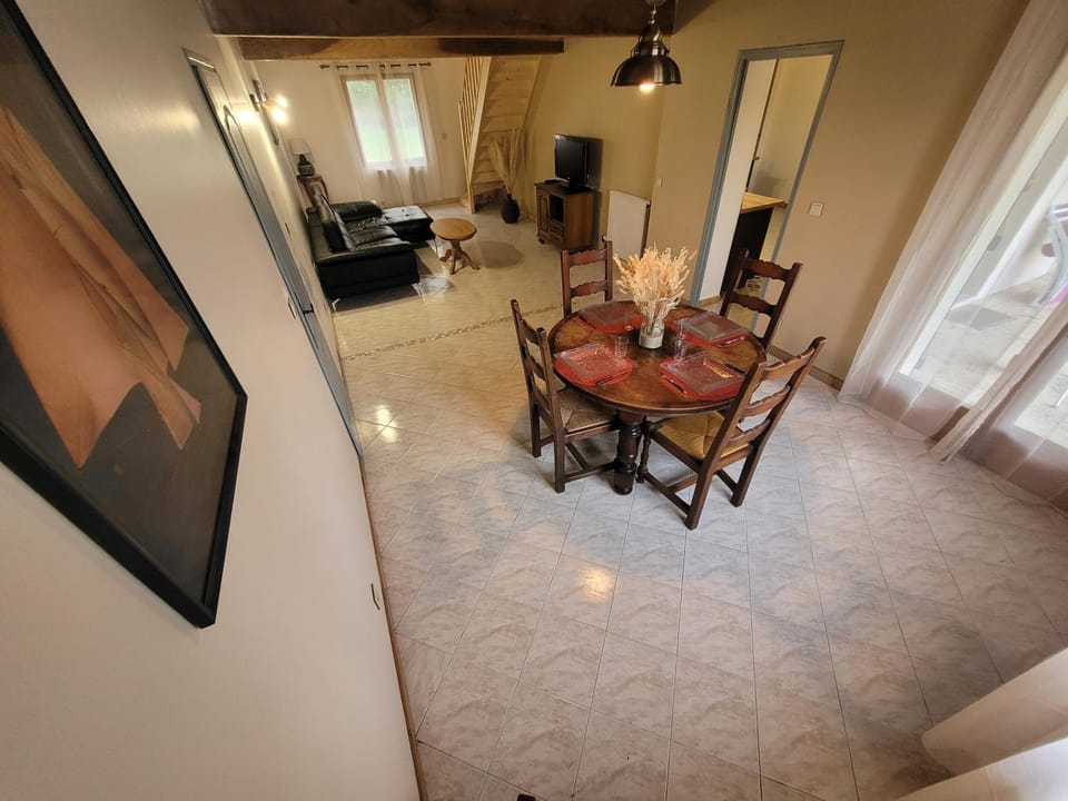 TV and multimedia, Living room, Seating area, Dining area, internet