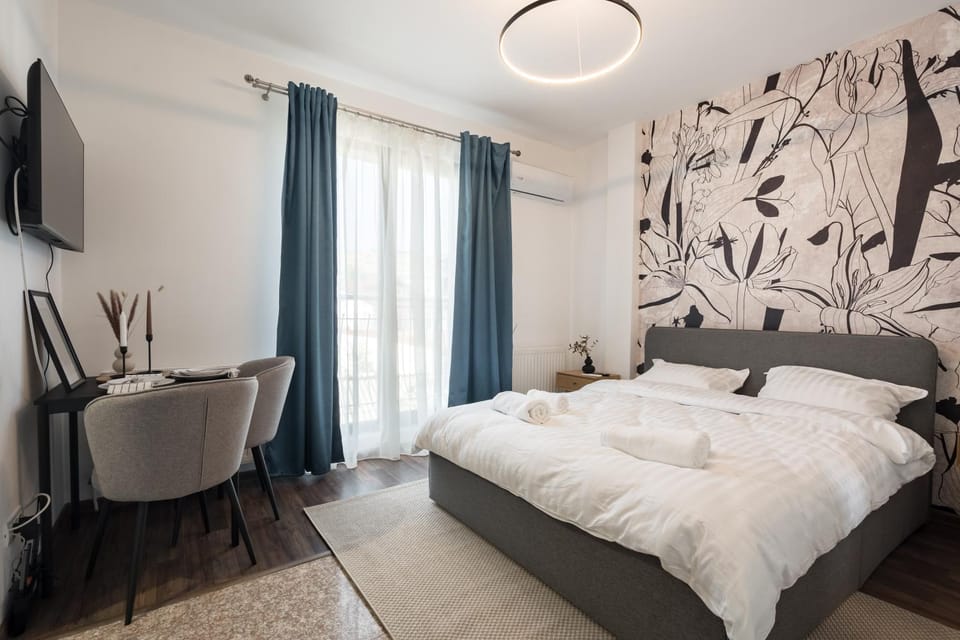 Bed, TV and multimedia, Living room, Photo of the whole room, Seating area