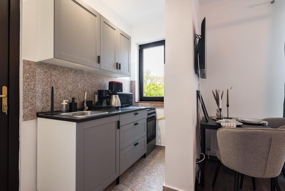 Coffee/tea facilities, Kitchen or kitchenette, Dining area, stove