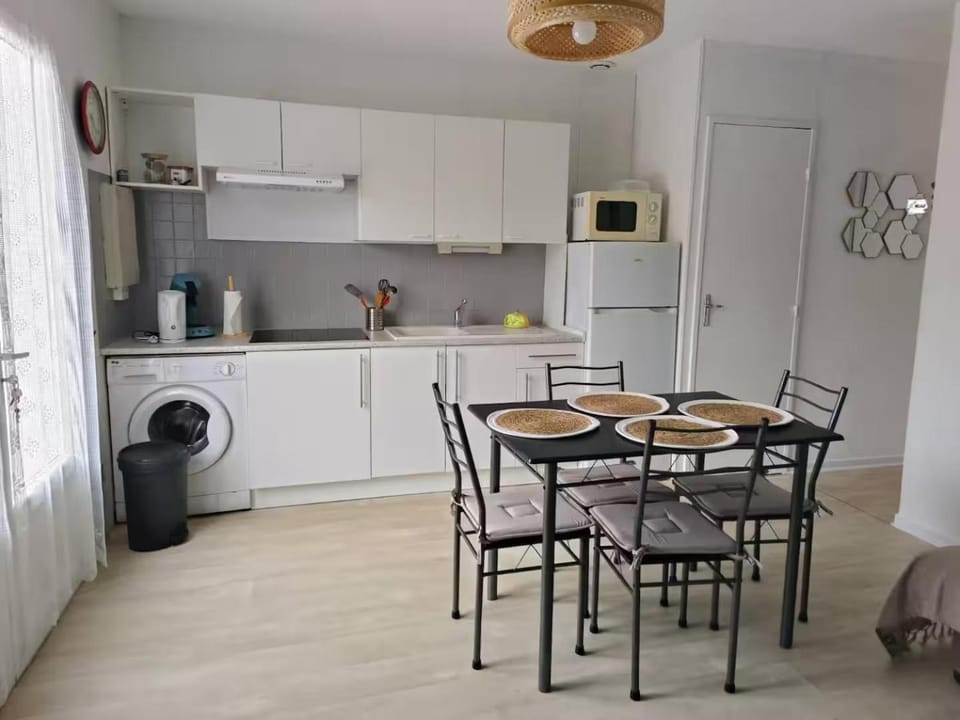 Kitchen or kitchenette, Seating area, Dining area, pet friendly, stove, toaster