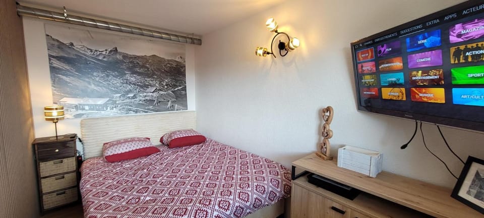 Bed, TV and multimedia, Photo of the whole room, Bedroom, hair dresser