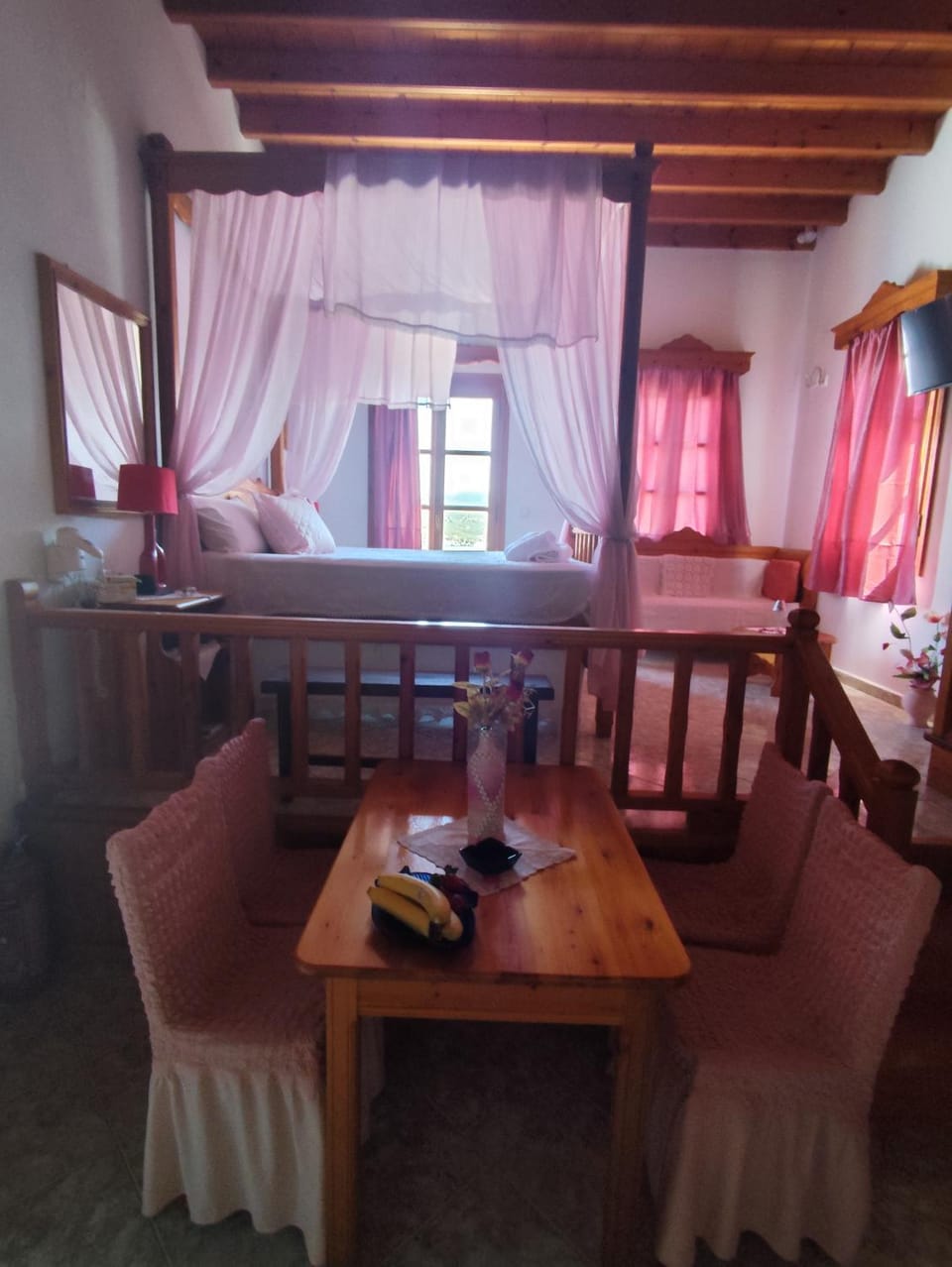 Photo of the whole room, Dining area