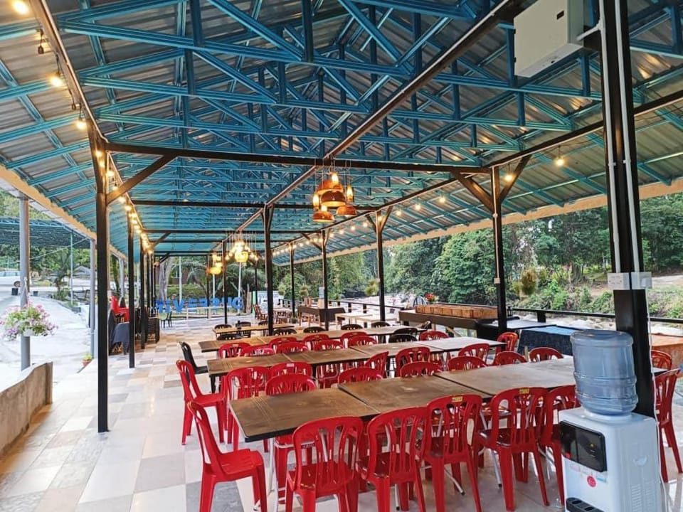 Seating area, Area and facilities