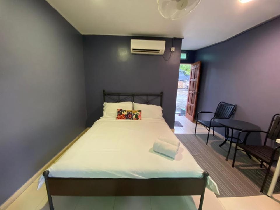 Bed, Photo of the whole room, Seating area, Bedroom, towels, air conditioner