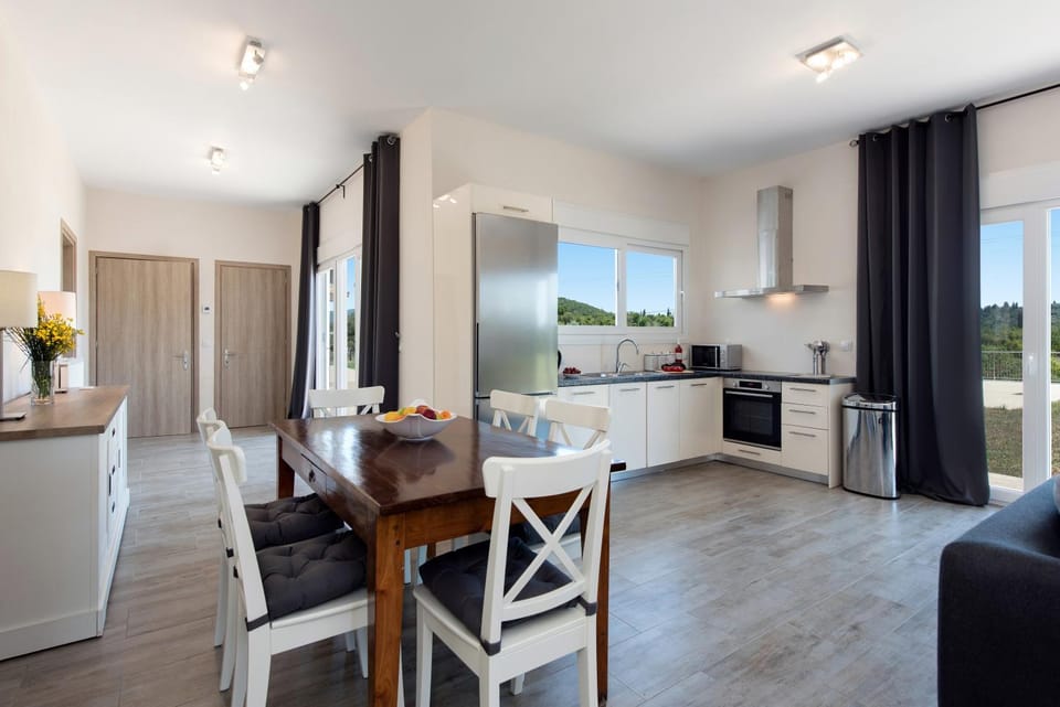 Kitchen or kitchenette, Seating area, Dining area, oven, stove