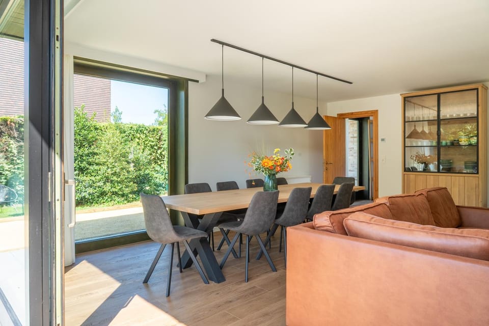 Living room, Food and drinks, Food and drinks, Seating area, Dining area, Food, Food, Garden view, Garden view