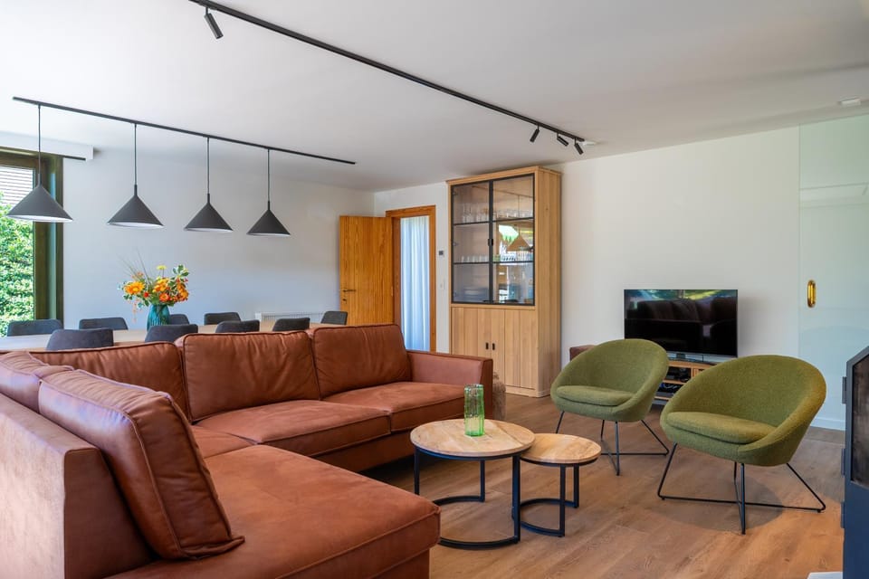 TV and multimedia, Seating area, Dining area, fireplace, fireplace