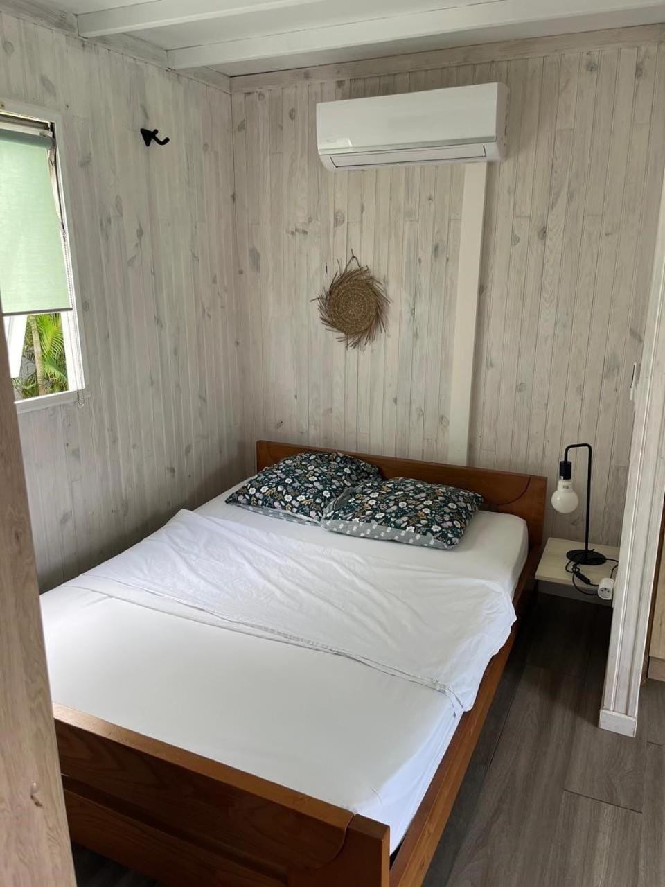 Bed, Photo of the whole room, Bedroom, air conditioner
