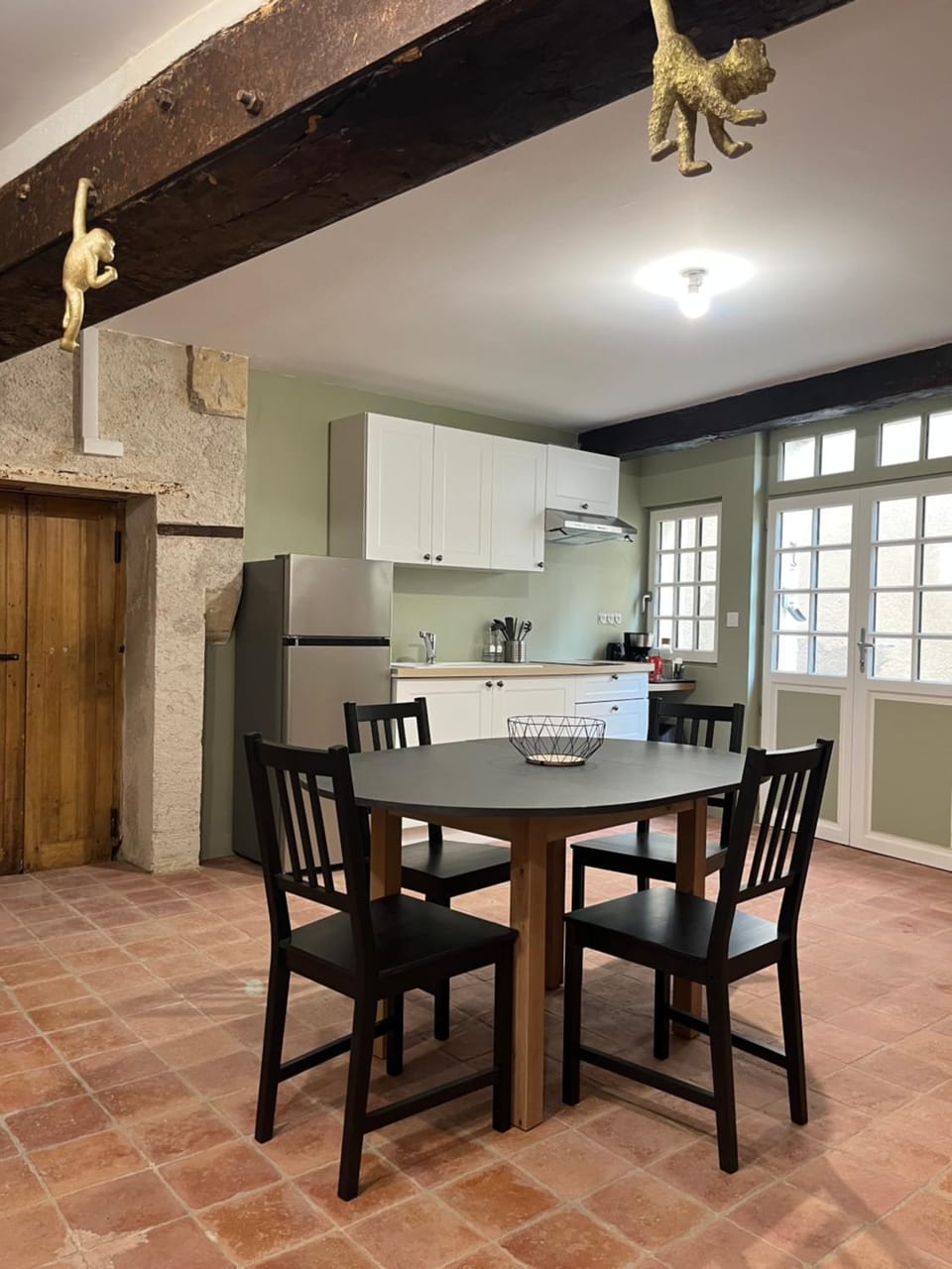 Kitchen or kitchenette, Dining area