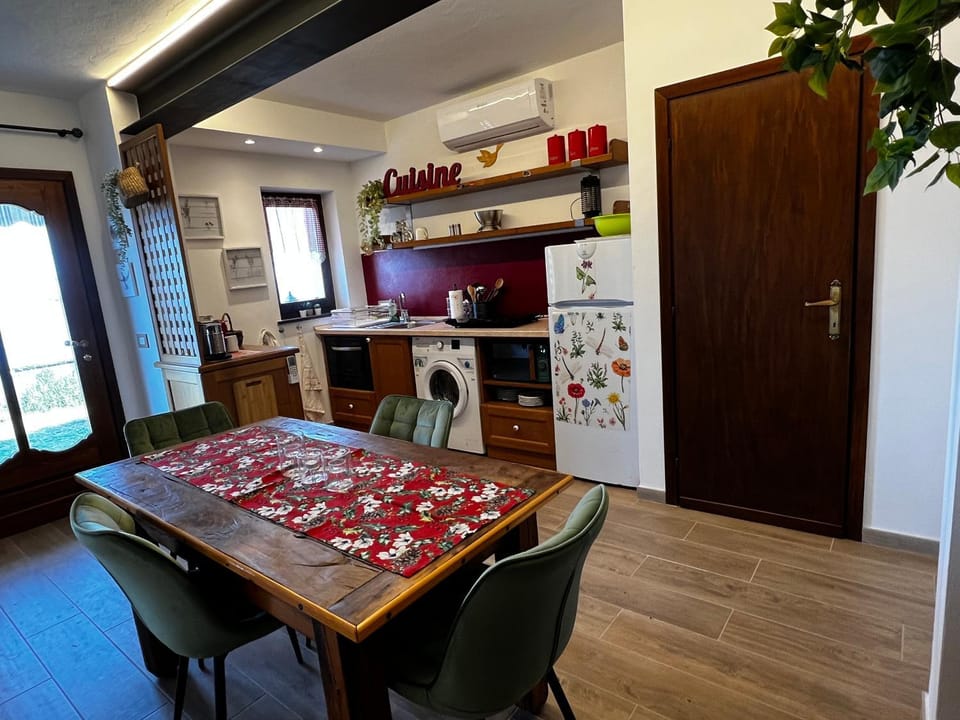 Kitchen or kitchenette, Dining area