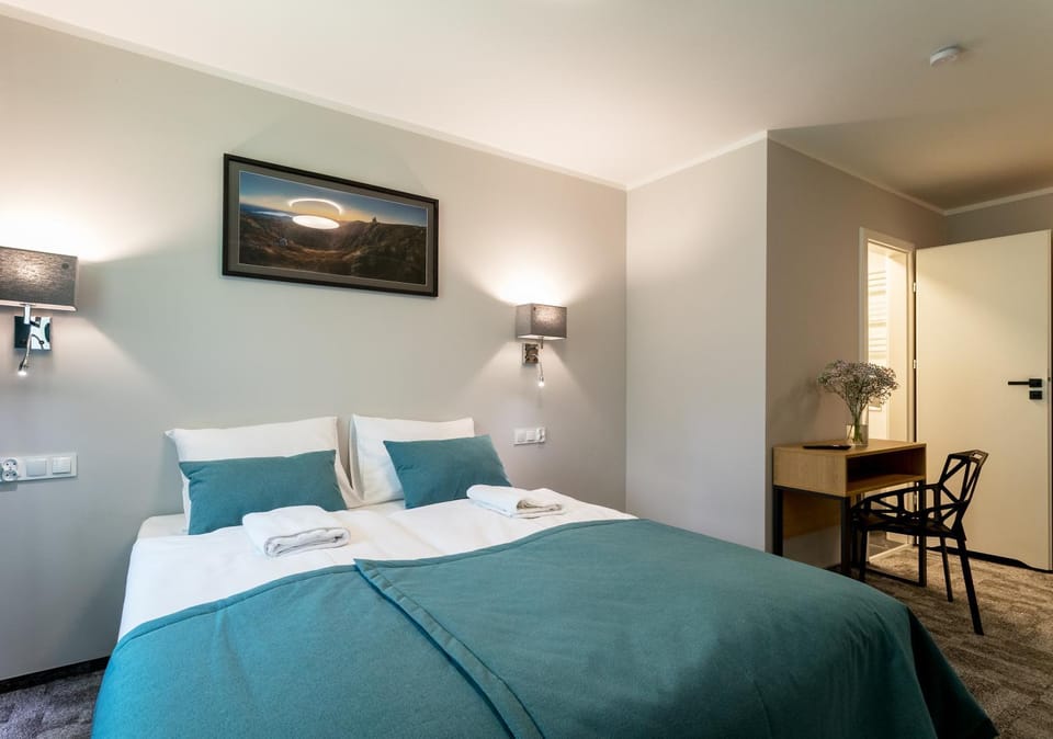 Bed, Living room, Photo of the whole room, Seating area, Bedroom, towels
