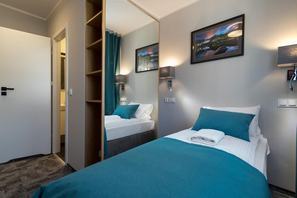Bed, Photo of the whole room, wardrobe
