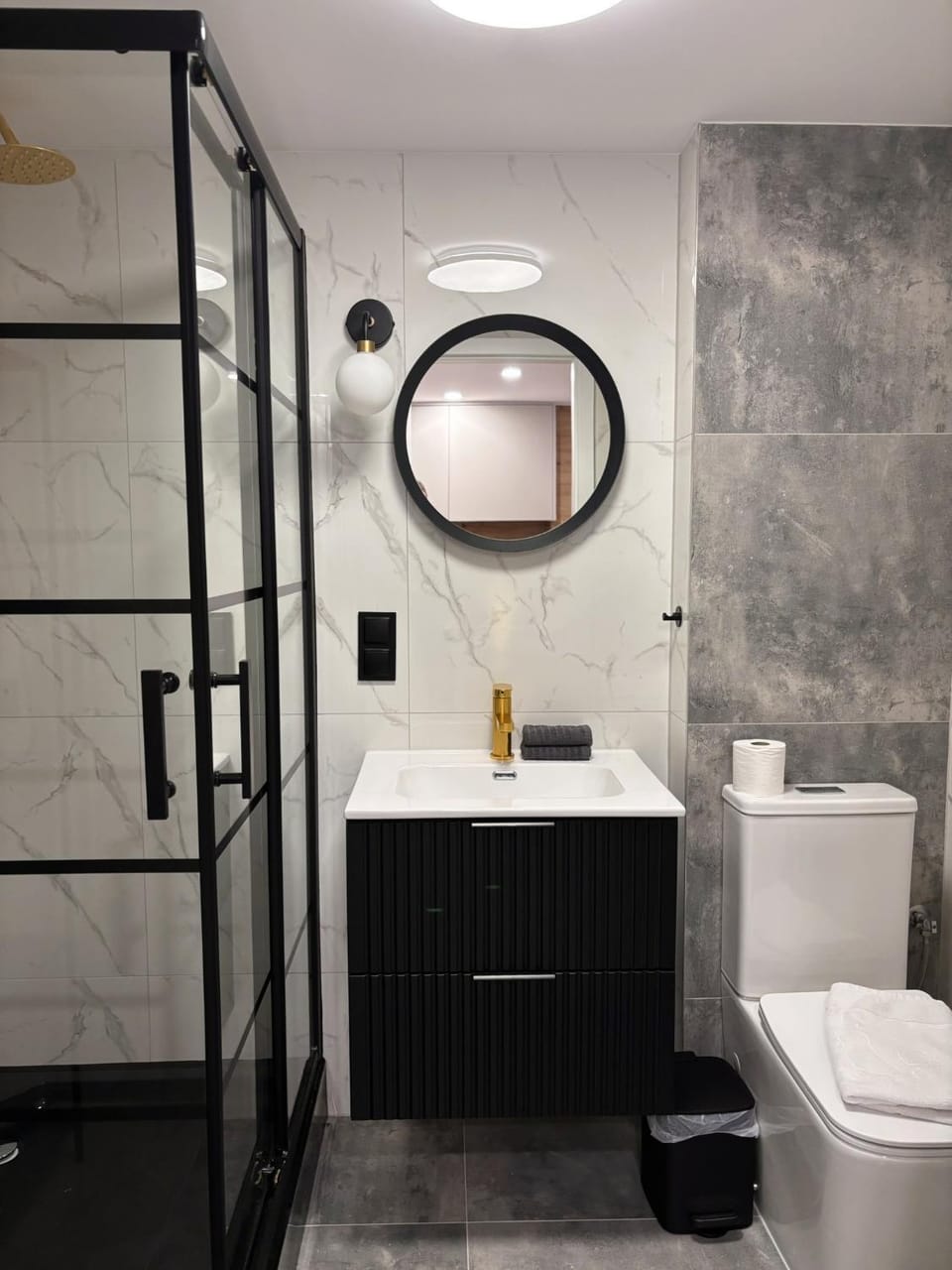 Shower, Toilet, Bathroom, towels