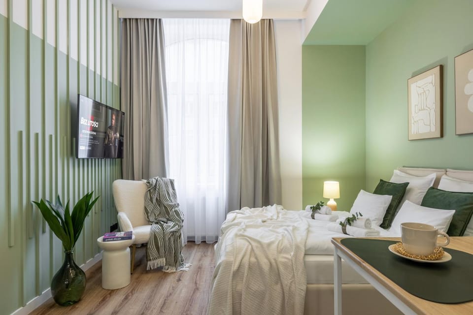 Bed, TV and multimedia, Living room, Photo of the whole room, Seating area, Bedroom, towels