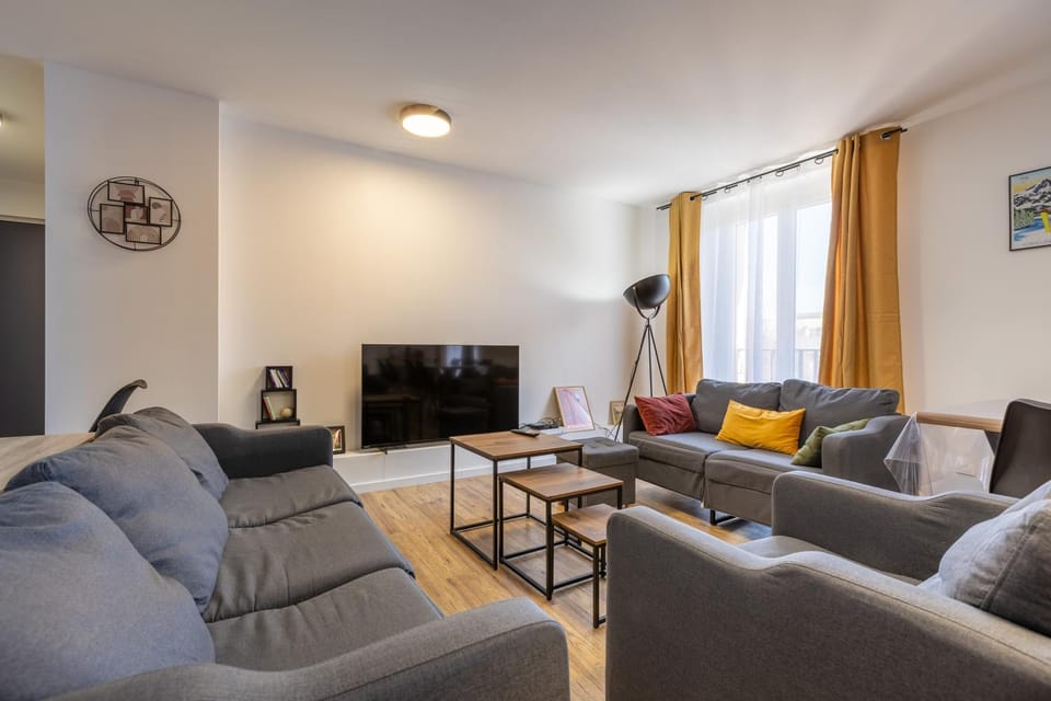 Communal lounge/ TV room, Living room, Seating area