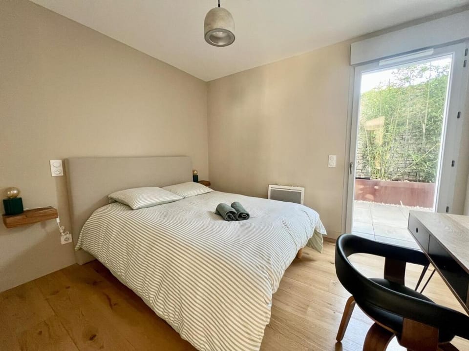 Bed, Photo of the whole room, Bedroom, towels
