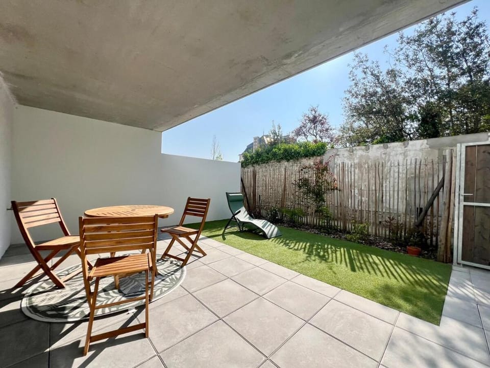 Patio, Spring, Day, Garden, Garden view, sunbed
