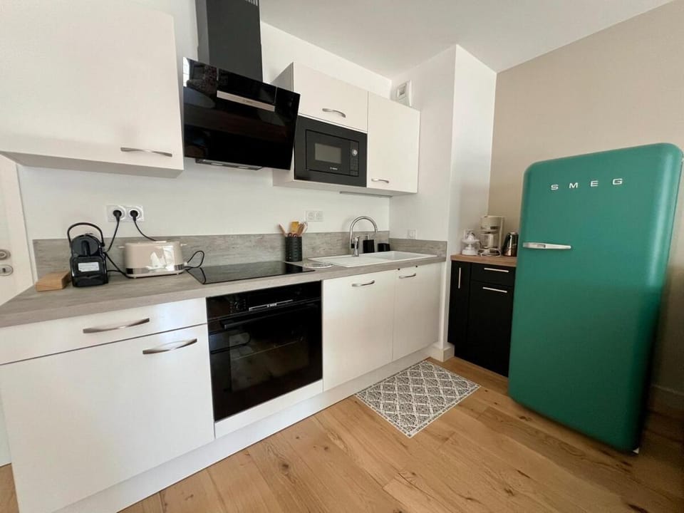 Coffee/tea facilities, Kitchen or kitchenette, dishwasher, oven, stove, toaster