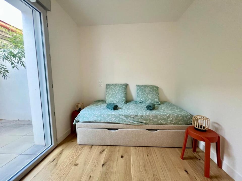 Bed, Photo of the whole room, Bedroom