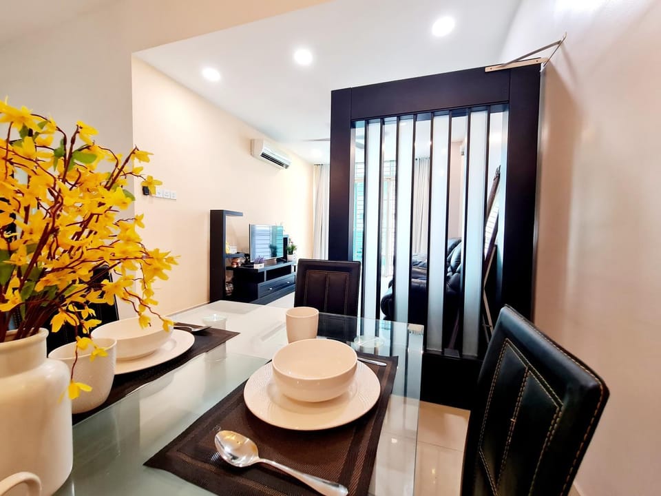TV and multimedia, Living room, Seating area, Dining area