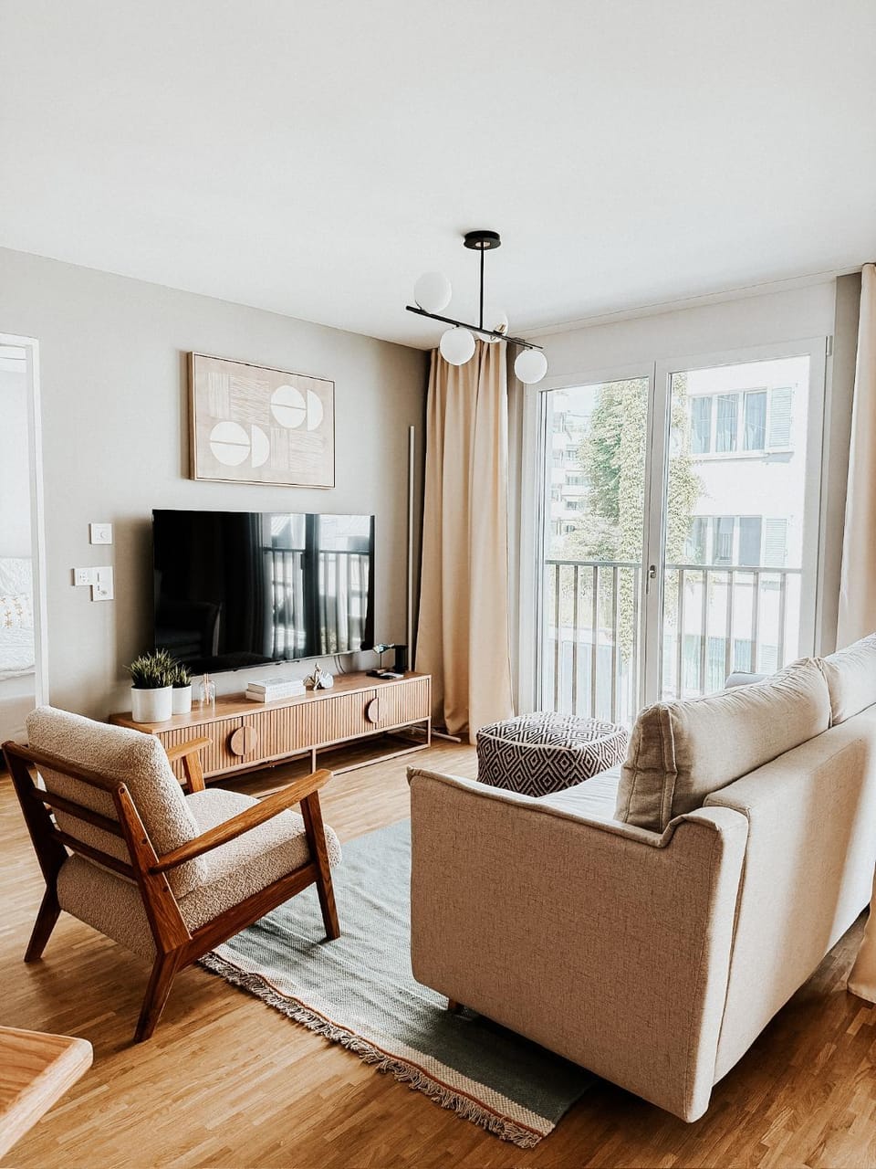 TV and multimedia, Living room, Seating area, Evening entertainment