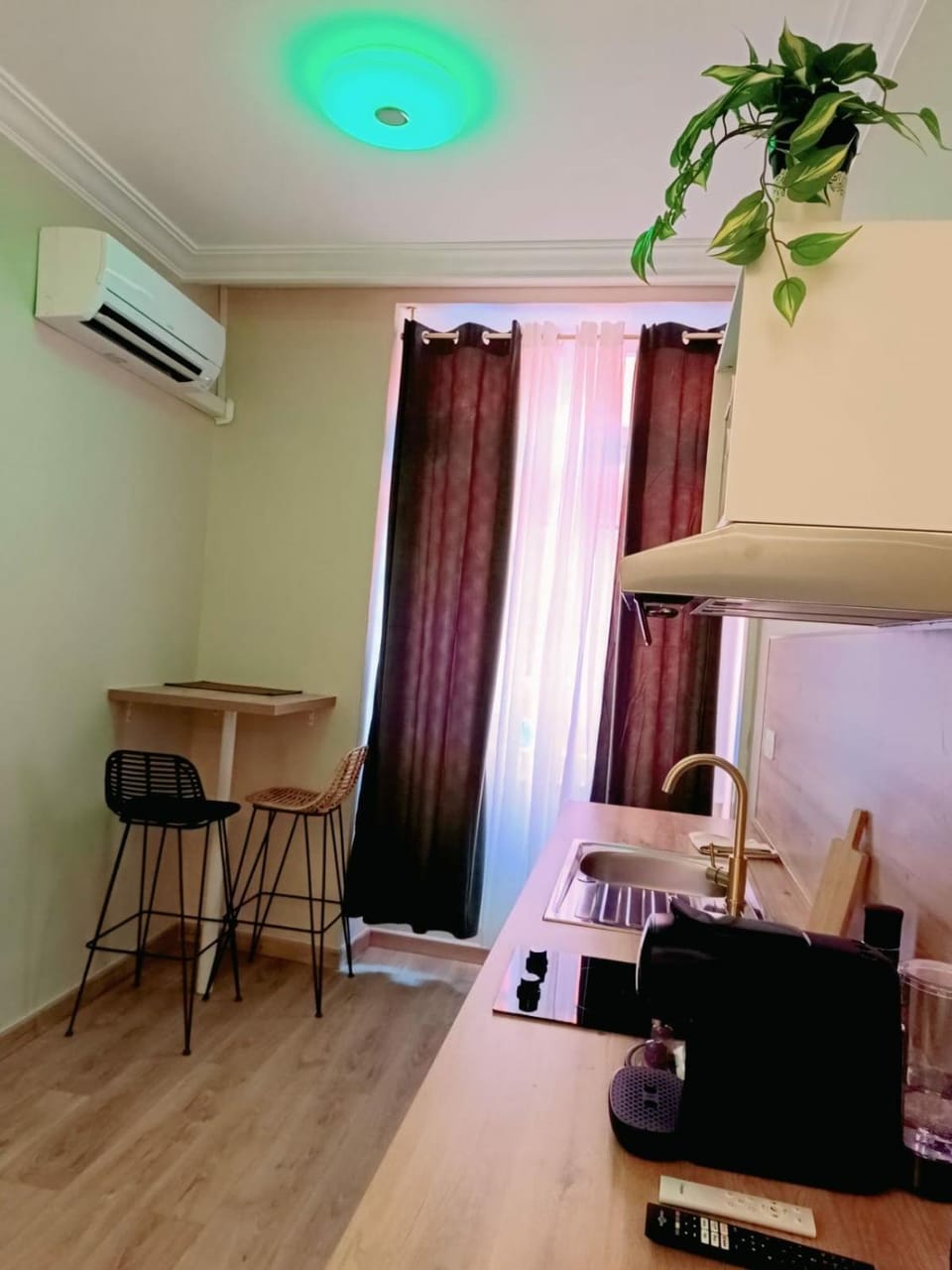 Kitchen or kitchenette, Dining area, air conditioner