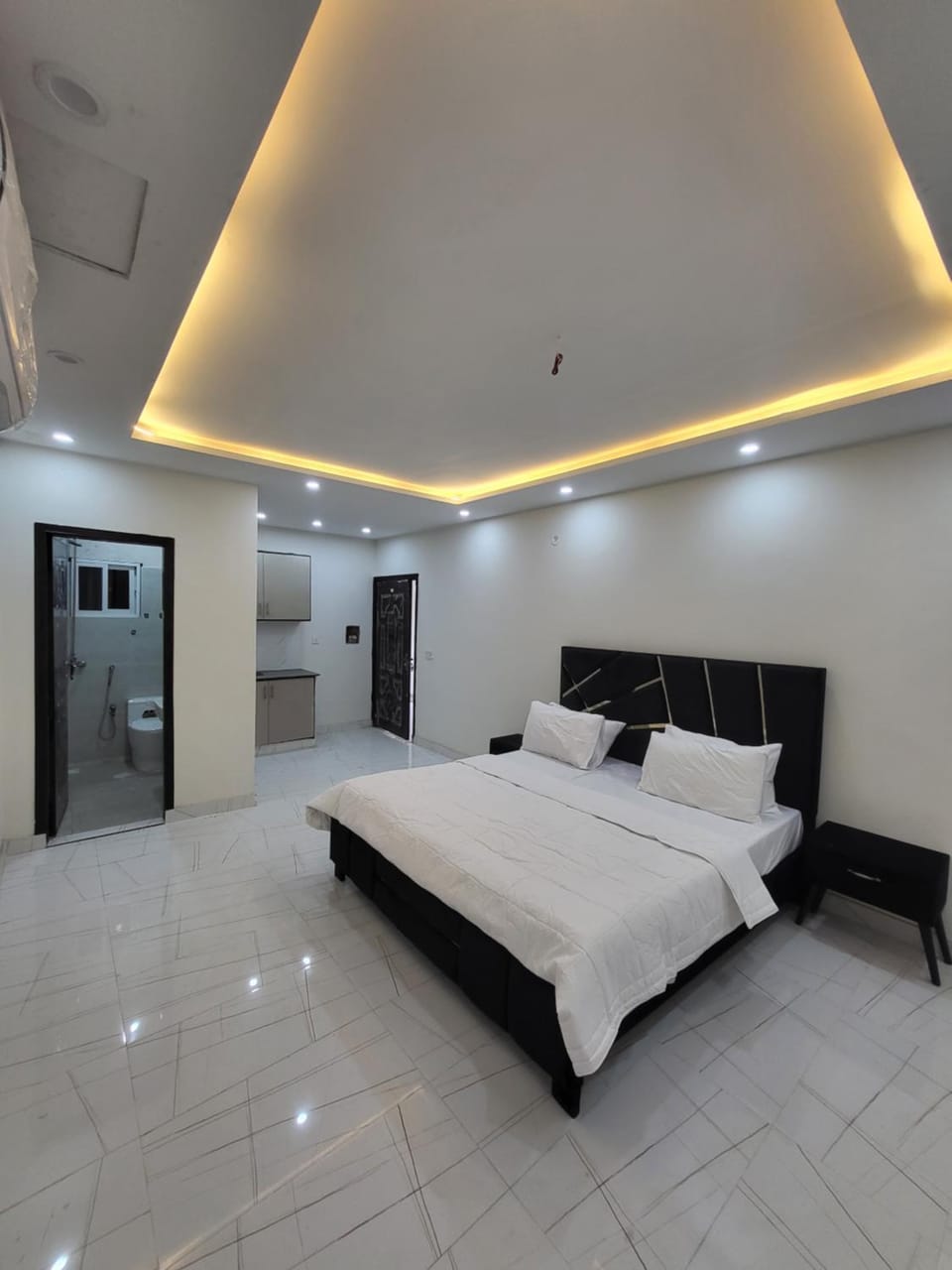 Kitchen or kitchenette, air conditioner
