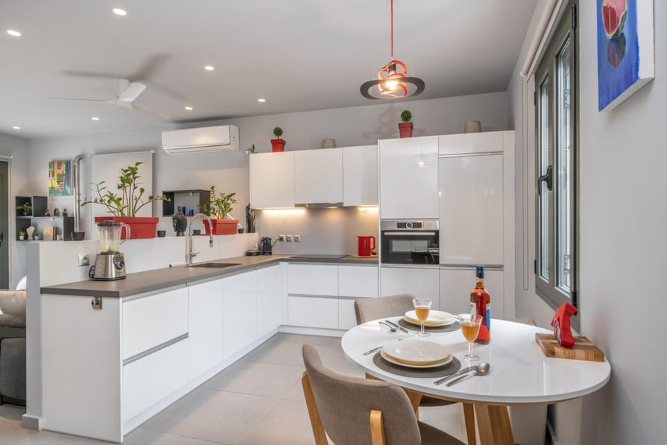 Coffee/tea facilities, Dining area, Food, dishwasher, oven, stove