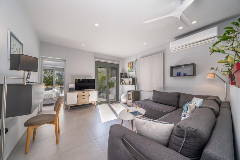 TV and multimedia, Living room, Seating area, air conditioner