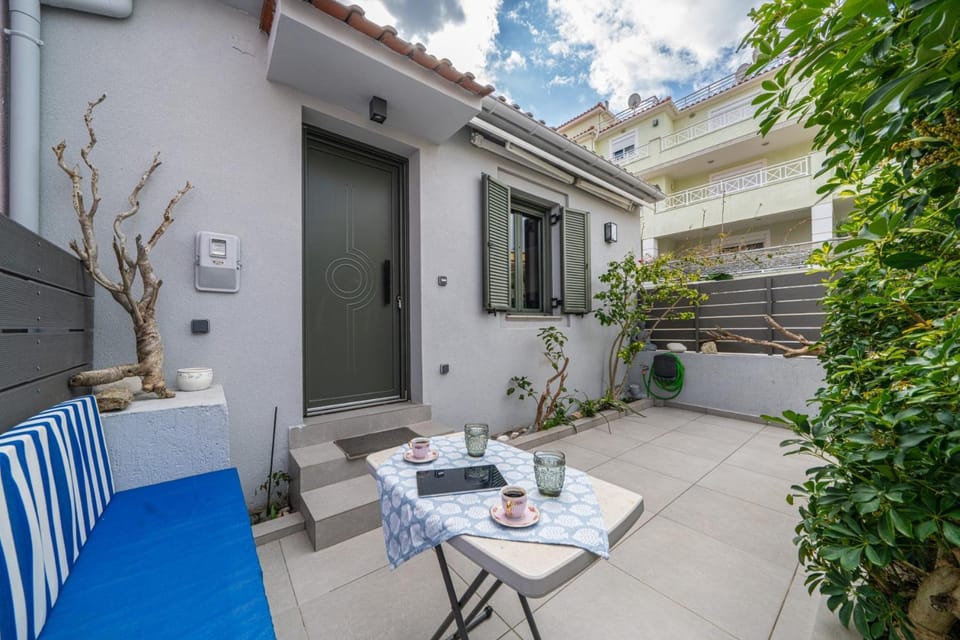 Property building, Patio, Garden, Balcony/Terrace, Dining area, Garden view