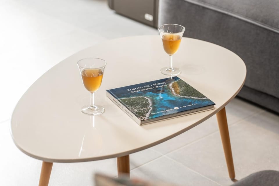 Living room, Seating area, Alcoholic drinks