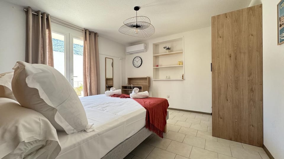 Bed, Photo of the whole room, Bedroom, wardrobe