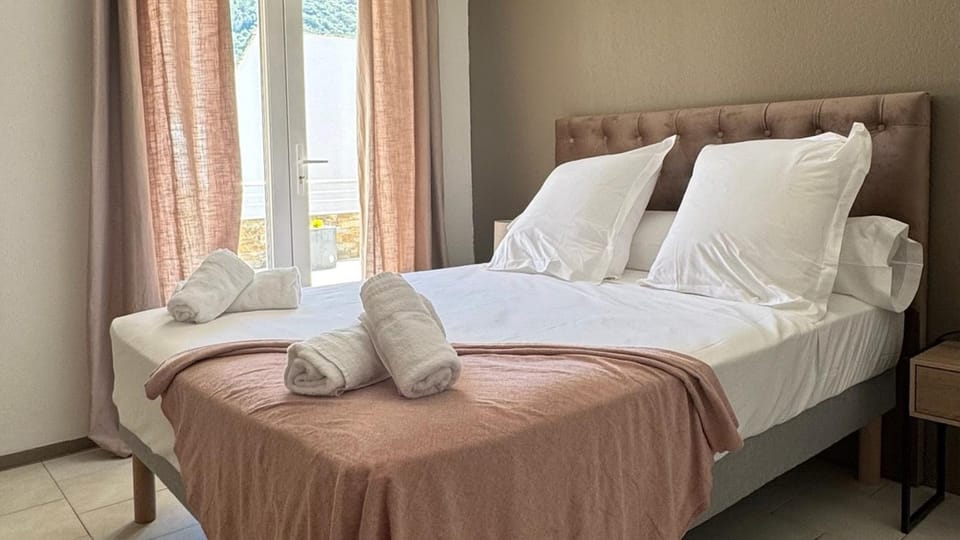 Bed, Bedroom, towels