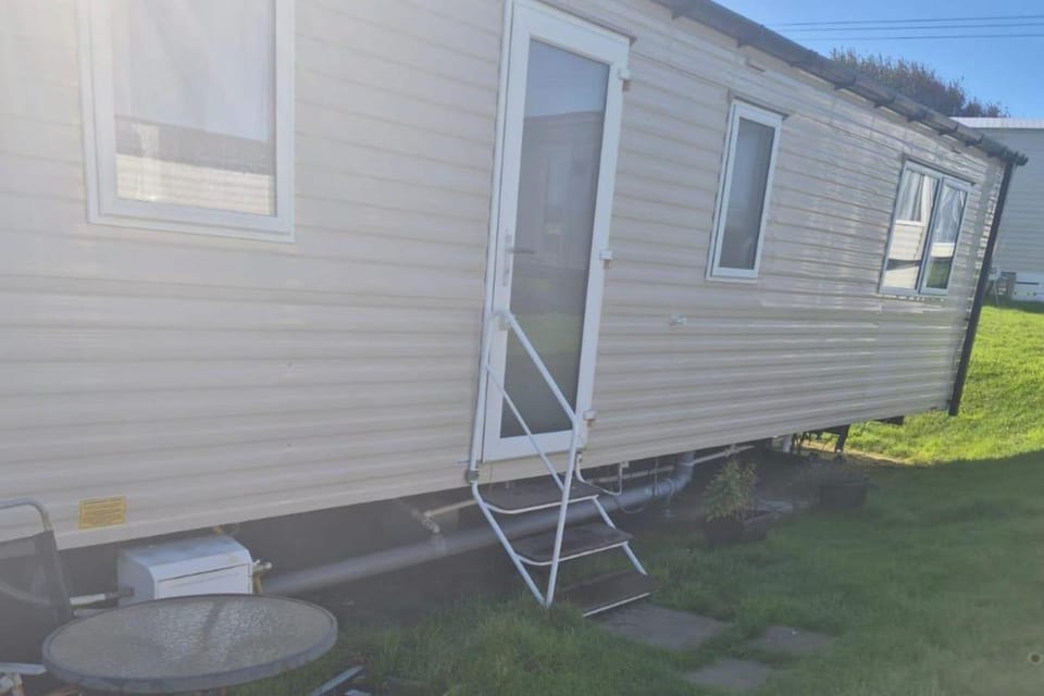2 Bed Caravan - Sleeps 6 - Pets - Pool - Parking House in England