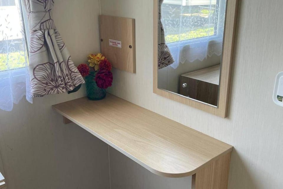 2 Bed Caravan - Sleeps 6 - Pets - Pool - Parking House in England