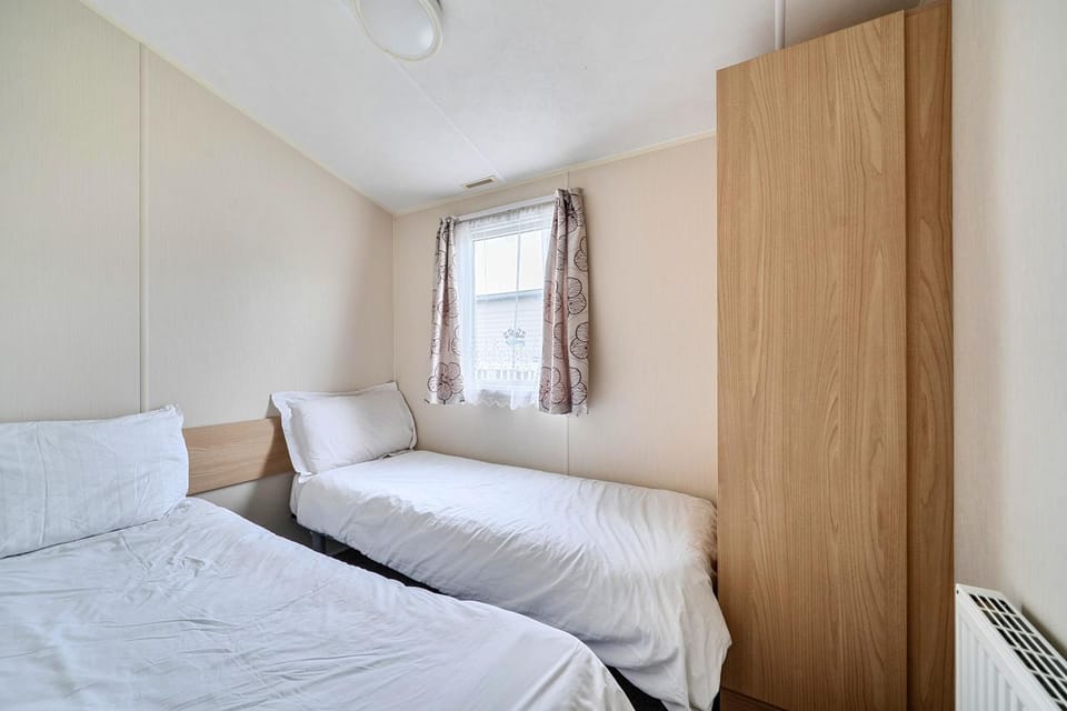 2 Bed Caravan - Sleeps 6 - Pets - Pool - Parking House in England