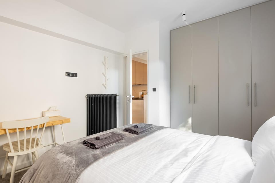 Bed, Bedroom, towels, air conditioner