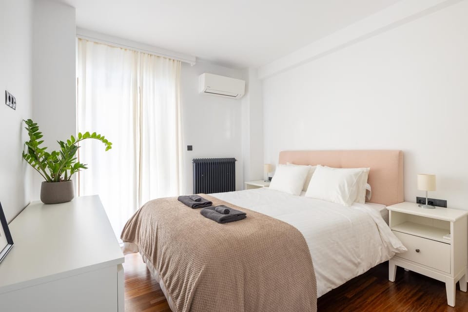 Bed, Bedroom, towels, air conditioner