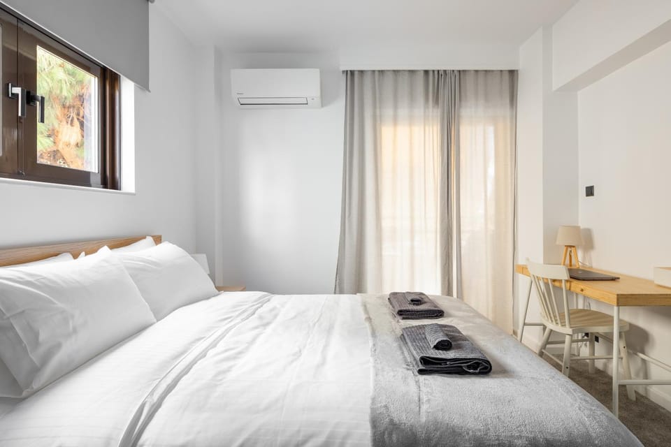 Bed, Bedroom, towels, air conditioner