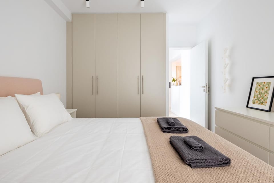 Bed, Bedroom, towels, air conditioner