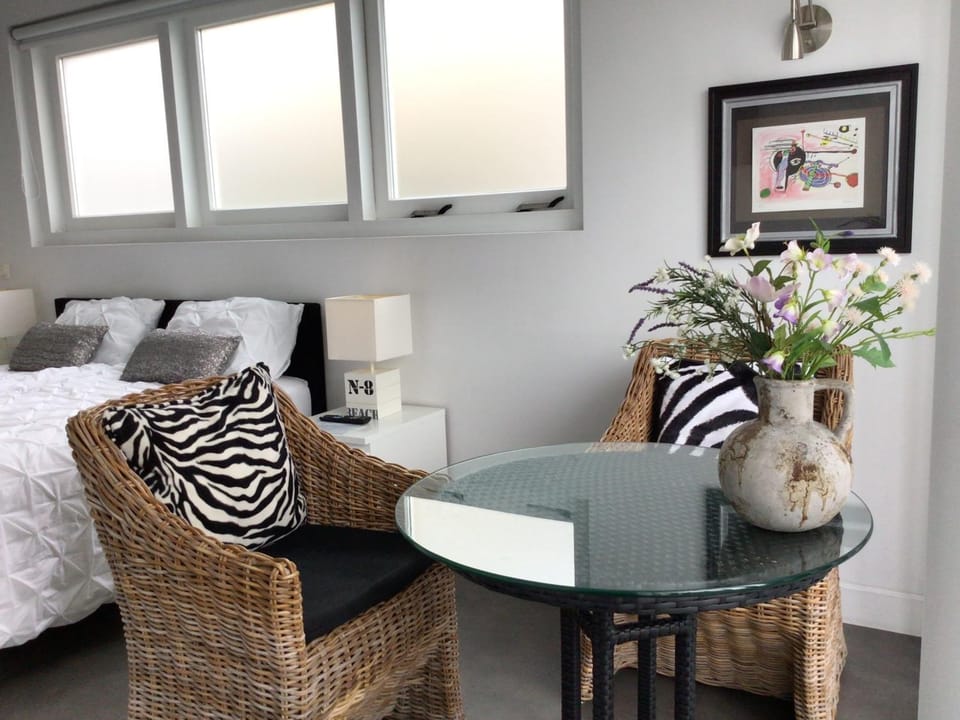 Bed, Seating area
