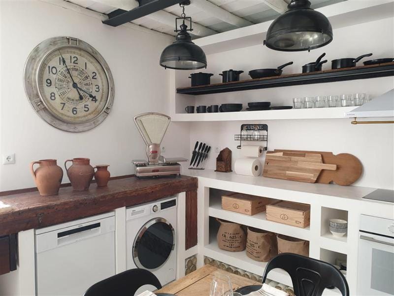 Kitchen or kitchenette, dishwasher, washing machine