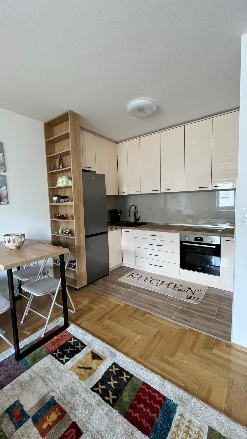 Kitchen or kitchenette, Dining area