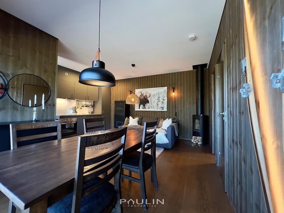 Kitchen or kitchenette, Living room, Seating area, Dining area