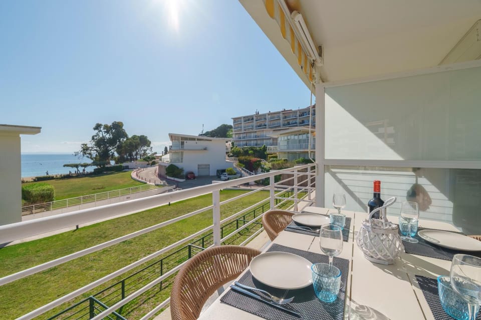 Day, Natural landscape, View (from property/room), Balcony/Terrace, Dining area, Sea view
