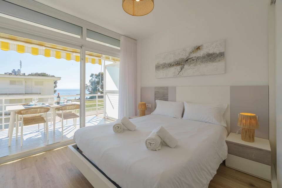 Bed, Natural landscape, View (from property/room), Balcony/Terrace, Photo of the whole room, Bedroom, Sea view, towels